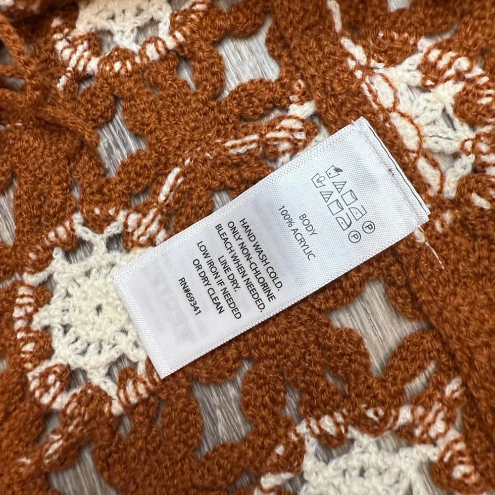 House of Harlow 1960 Floral Crochet Poncho - Picture 4 of 5